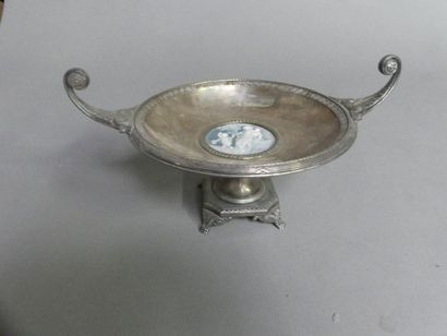 null Coupe à anses en métal argenté ornée au centre d'une plaque en porcelaine de...