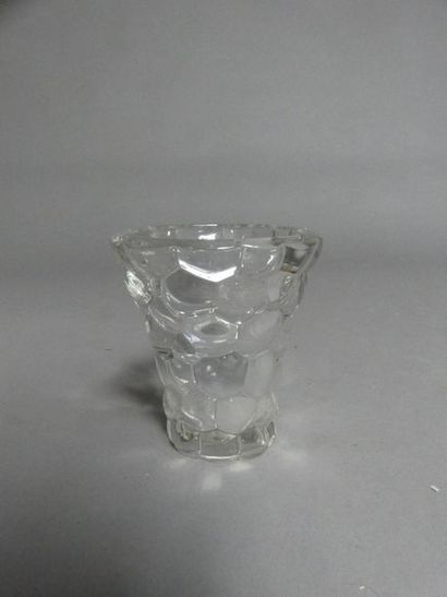 null Deux vases en verre. 
Haut. :18 et 28 cm
On joint une coupe en verre à décor...