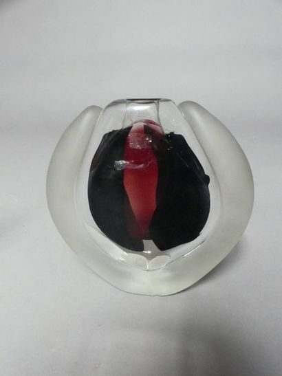 null Alain BEGOU (né 1945)
Vase en verre
Signé 
Haut. : 24 cm