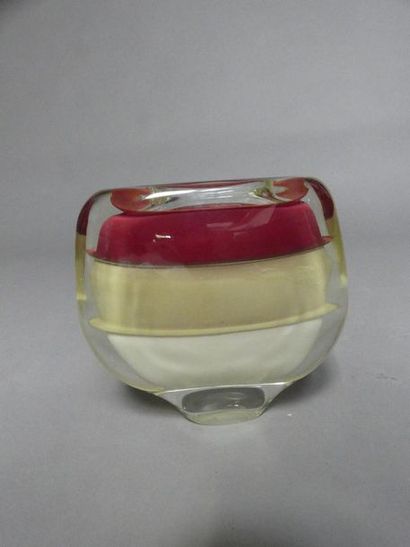 null Alain BEGOU (né 1945)
Vase en verre, signé
Haut. : 20 cm