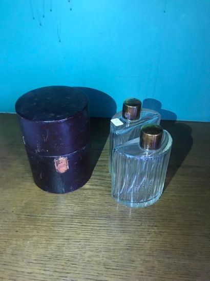 null PUIFORCAT
2 flacons à parfum dans une boîte ronde en cuir