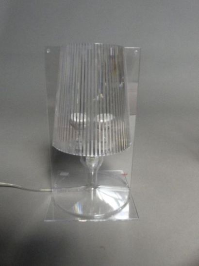 null Lampe KARTELL
Modèle «Take» en polycarbonate transparent, abat-jour effet plissé
H....