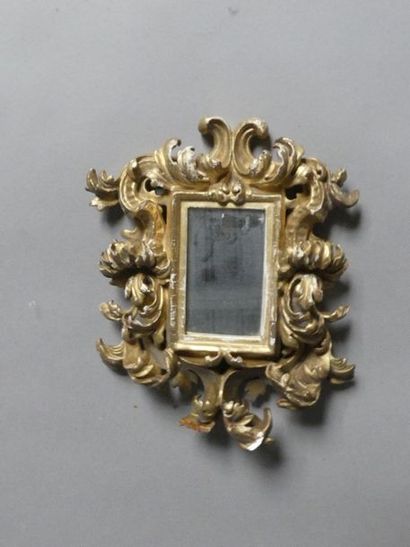 null Petit miroir en bois sculpté et doré à décor de volutes
Haut. : 28 cm (acci...