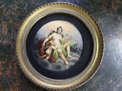 null Lot comprenant :
- Amour et Venus, plaque en porcelaine Diam : 11 cm
- Portrait...