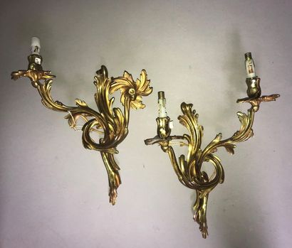 null Paire d'appliques en bronze ciselé et doré à deux bras de lumière à décor de...