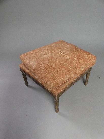 null Tabouret carré en bois mouluré, garniture en tissu.
Style Louis XVI
Haut. :...
