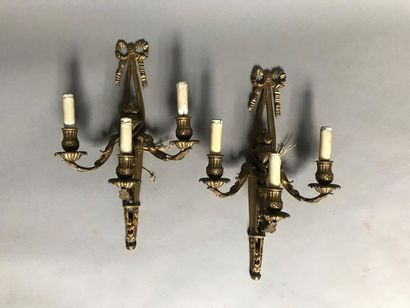 null Paire d'appliques à trois bras de lumière en bronze ciselé et doré à décor de...