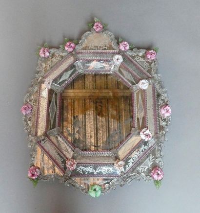 null Miroir de Venise de forme octogonale en verre blanc à décor de rinceaux et fleurs...