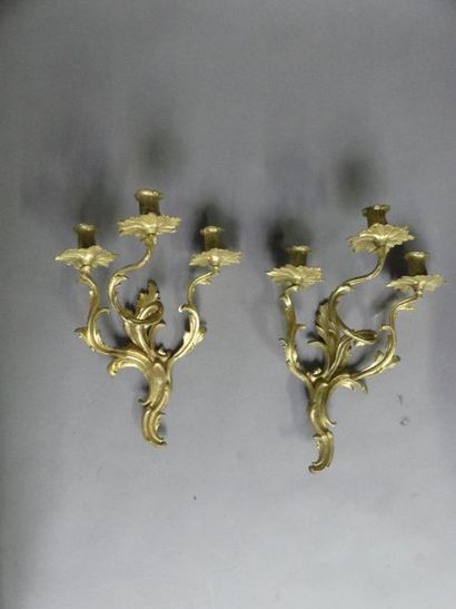 null Paire d'appliques de style Louis XV à 3 lumières en bronze ciselé et redoré
XIXème...