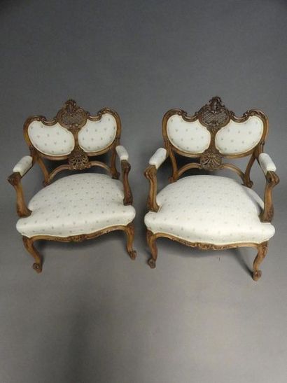 null Paire de fauteuils en bois mouluré et sculpté, à décor de coquille et croisillons
Style...