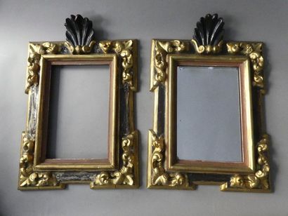 null Paire de miroirs en bois scuplté et peint, à décor d'encadrementset feuilles...