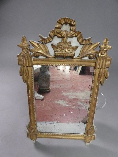null Miroir de style Louis XVI en bois doré et sculpté
Haut. : 85 cm