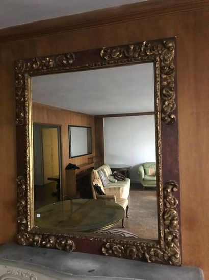 null Grand miroir en bois doré à décor feuillagé