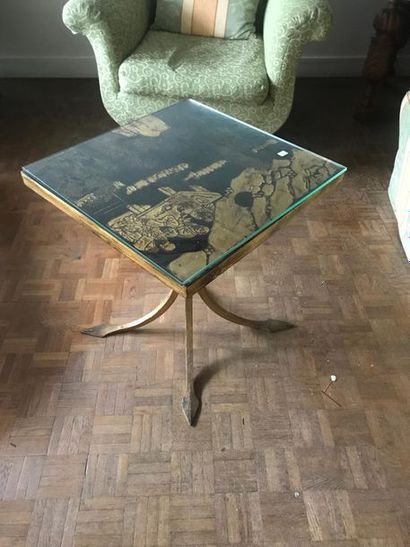 null Petite table de salon carrée en métal doré
XXème siècle