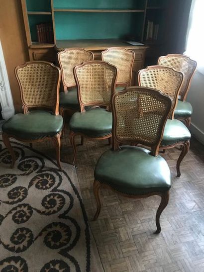 null Suite de sept chaises cannées, assises cuir vert, en bois mouluré
Style Louis...