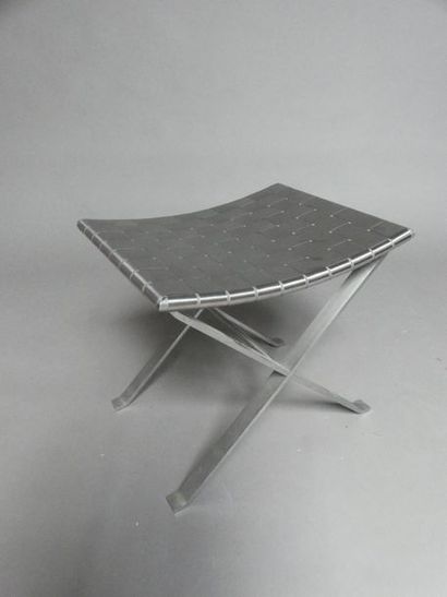 null Tabouret en métal
Haut. : 46 cm - Larg. : 51 cm - Prof. : 41 cm