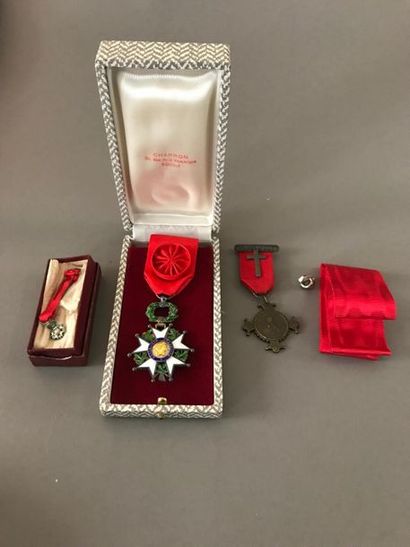 En lot : France-Ordre de la Légion d'Honner,...