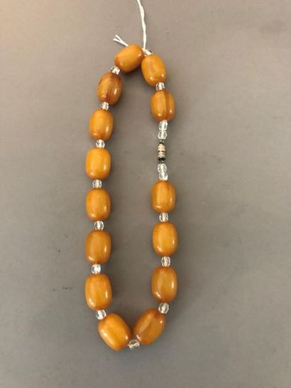 null Collier d'ambre, fermoir en métal.
Longueur : 40 cm
Poids brut : 70,3 g