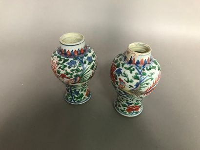 null Paire de petits vases balustres en porcelaine à décor d’émaux dits wucai de...