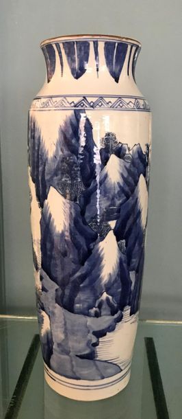 null Vase de forme rouleau en porcelaine à décor en bleu sous couverte d’un lettré...