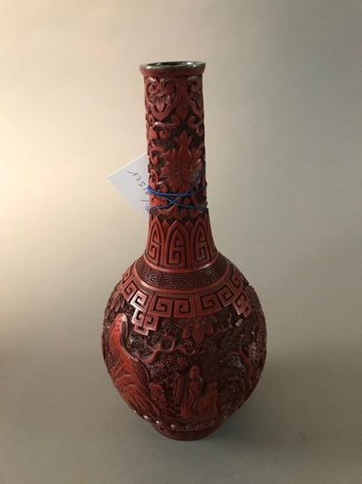 CHINE Joli vase en métal et laque rouge sculptée....