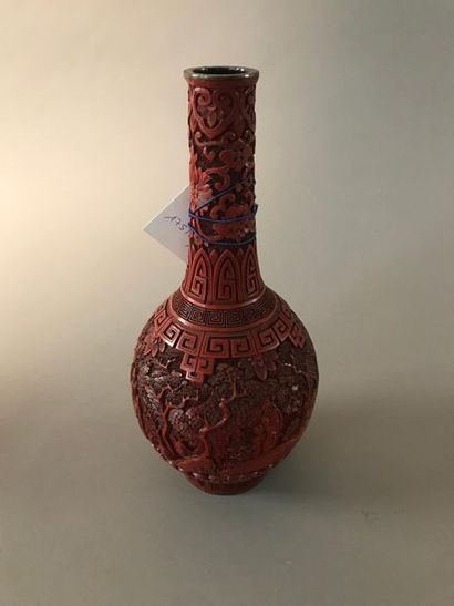 null CHINE
Joli vase en métal et laque rouge sculptée. Vers 1900. Dim. : 23.7 x 10.7...