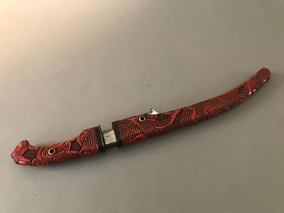 null JAPON
Couteau décoratif en laque rouge sculpté. Travail XVII / XVIIIe siècle....