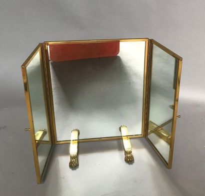 null Miroir triptyque en bronze doré, pieds griffes
Usures
51 x 81 cm (ouvert)