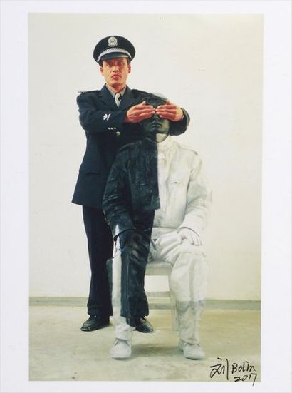 null LIU BOLIN (1973)
Civilian and Policeman#2, 2006
Tirage photographique en couleurs...