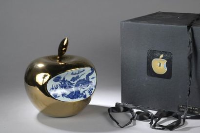 null LI LIHONG (1974)
Apple China, 2008
Céramique peinte à la main, version gold,...