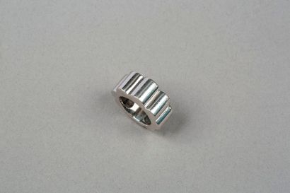 null CHANEL


Bague en or gris 18k 750‰ godronnée - Signée. 


Tour de doigt : 43


Poids...