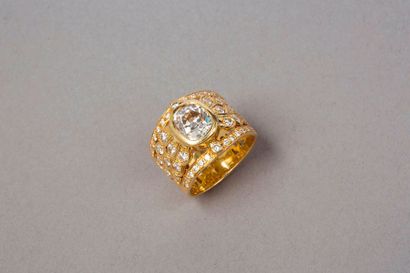 null Bague en or jaune 18k 750 ‰, jonc plat serti de diamants brillantés et en son...