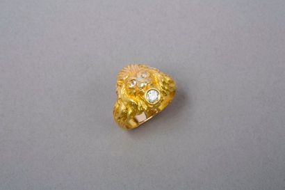 null Bague en or jaune 18k 750‰, à décor d'une tête de lion sertie de trois diamants...