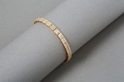 null Bracelet en or jaune 18k 750‰ à mailles articulées serties de petits diamants...