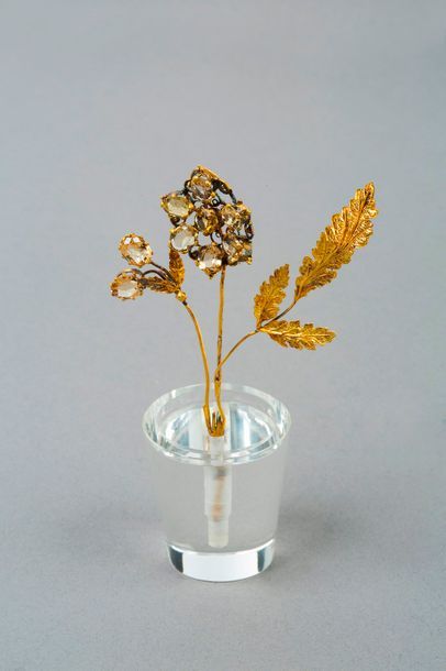 null Bouquet en or jaune 14k 585‰, serti de citrines, dans un pot en cristal de roche....