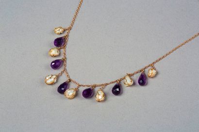 null Collier en or jaune 9k 375‰, maille forçat, serti de six améthystes taillées...