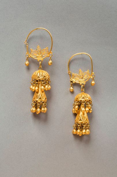 null Paire de boucles d'oreilles en or jaune 18k 750‰ pendantes en or filigrané.


H....