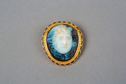 null Broche en or jaune 18k 750‰ pouvant former un pendentif, sertie d’un camée en...