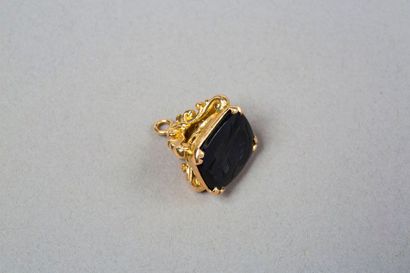 null Cachet en or jaune 9k 375‰ paré d'une intaille sur onyx. Manque la bélière.


H....