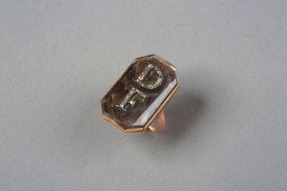 null Bague en métal, de forme rectangulaire, composée d’une boîte renfermant un tressage...