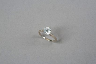 null Bague en or gris 18k 750‰ sertie d'un diamant de taille brillant pesant 1,59...