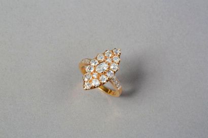 null Bague marquise en or jaune 18k 750‰ sertie de petits diamants de taille ancienne.


Tour...