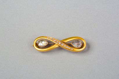 null Broche en or jaune 18k 750‰ en forme de nœud ajouré sertie de deux diamants...