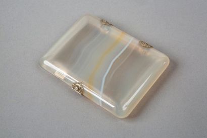 null Étui à cigarette en agate claire, charnières et fermoir en or gris 18k 750‰,...