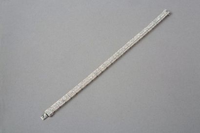 null Bracelet articulé en or gris 18k 750‰ serti d'une ligne de diamants de taille...