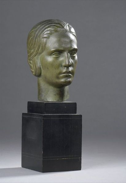 null Raymond DELAMARRE (1890-1986)


Tête de femme


Bronze à patine verte


Signé...