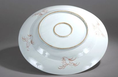 null CHINE


Grand plat en porcelaine à décor polychrome dans le goût de la famille...