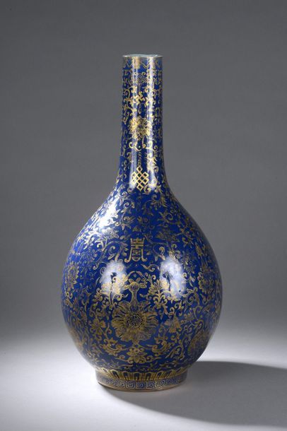 Vase de forme bouteille à haut col en porcelaine...