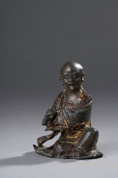 null Statuette de Luohan assis en bronze.


Traces de laque rouge et de dorure ;...
