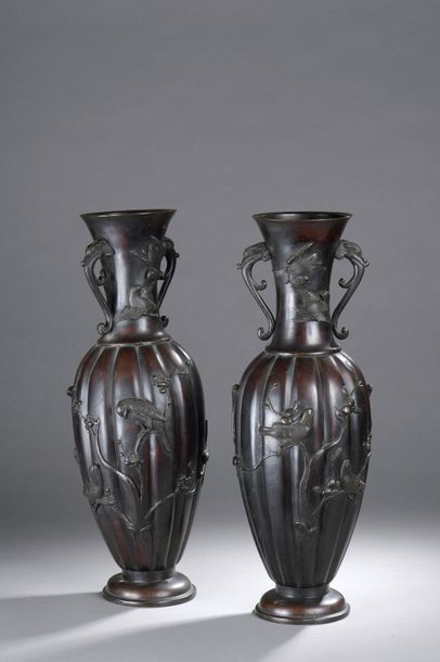 Paire de vases de forme balustre en bronze...